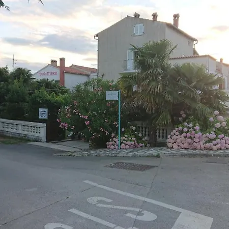 Near Beach - Butiga Apartment *